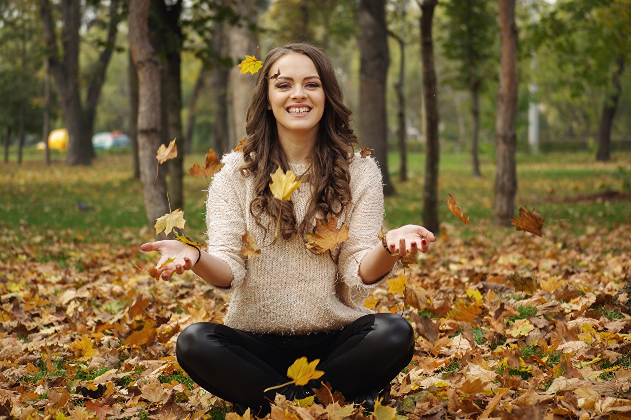 autumn_foliage_brown_haired_sitting_sweater_smile_556681_1280x853-1